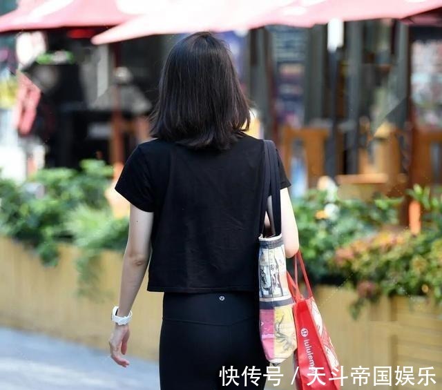 打底裤 “小短裙”该收一收了,如今流行“打底裤+运动鞋”,显瘦还洋气!
