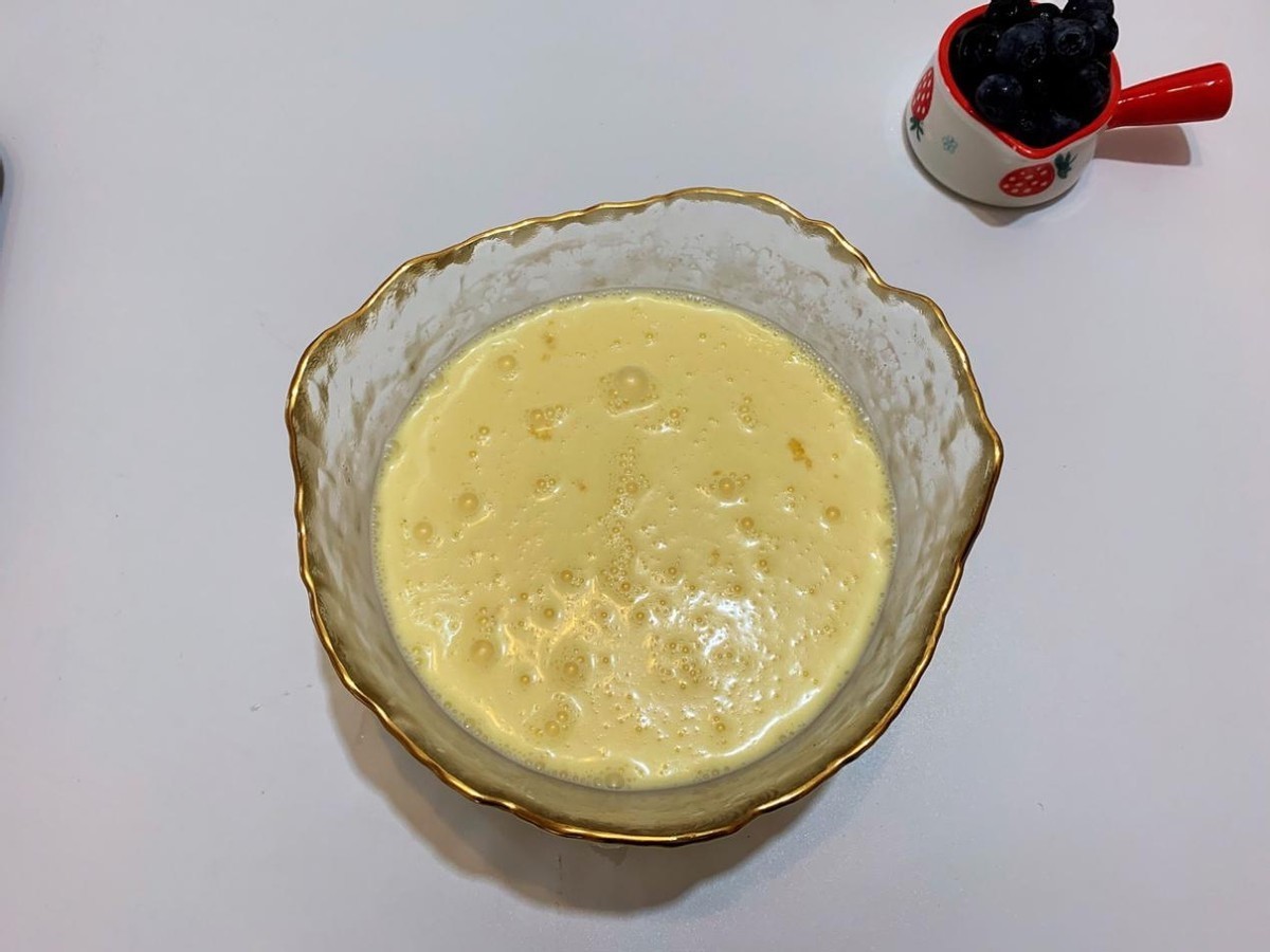 用蓝莓做一份蛋挞吃,每个都酸酸甜甜,香甜可口