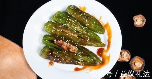 虎皮青椒|虎皮青椒，直接倒油就错了，教你正确做法，青椒个个起皮还入味