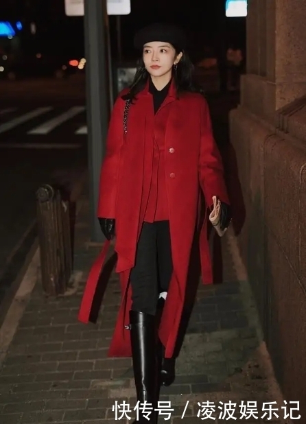 三木的“红色大衣穿搭”真美,喜庆又洋气,圣诞、新年照穿就对