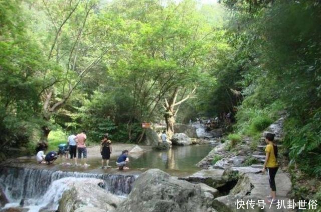 这小镇号称“小九寨沟”，誉为现代生活梦想景区，长沙人避暑胜地