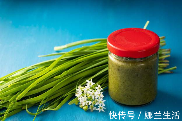 腌韭花酱|腌韭花酱,只放盐还不够,多放1样水果,更香更浓郁,存放时间久