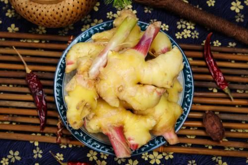 保存生姜很简单，姜农分享2个窍门，放一年不长芽，新鲜又饱满