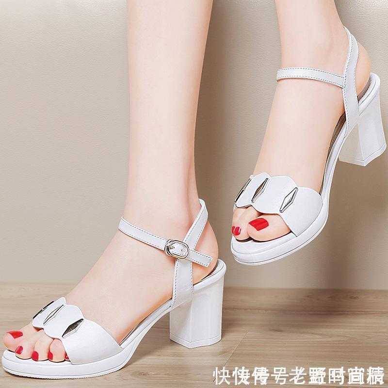 厚重的凉鞋太丑了!大方简约一字扣凉鞋,甜美减龄又柔情小女人味