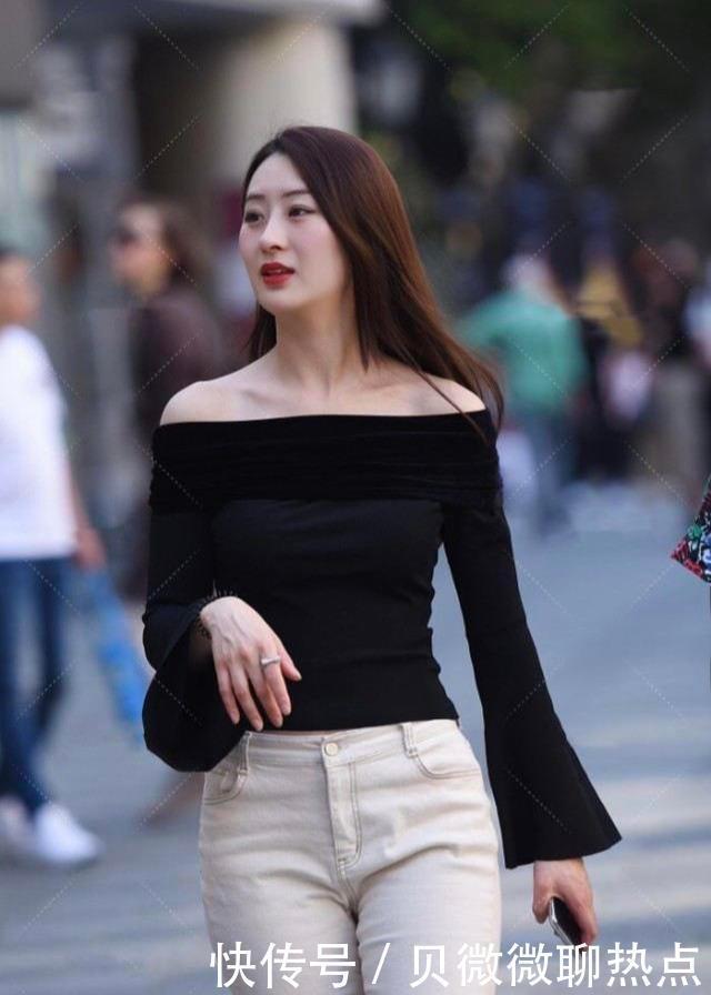 黑色露肩衣搭配白色小长裤,气质优雅,清新迷人