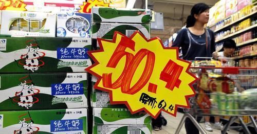 营养|买牛奶要注意,配料表里有“这2样”,都是假牛奶,少买给孩子喝