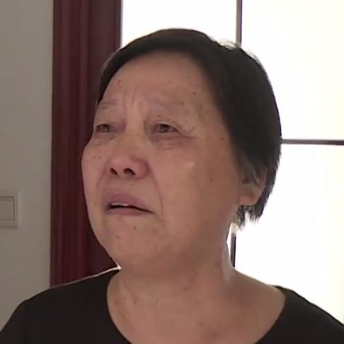 豆豆奶奶|染发变脱发!理发店竟送一顶假发