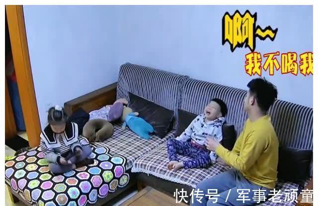 吃药|河北一爸爸喂弟弟吃药时,连哄带骗不管用,姐姐一上手乖乖喝下
