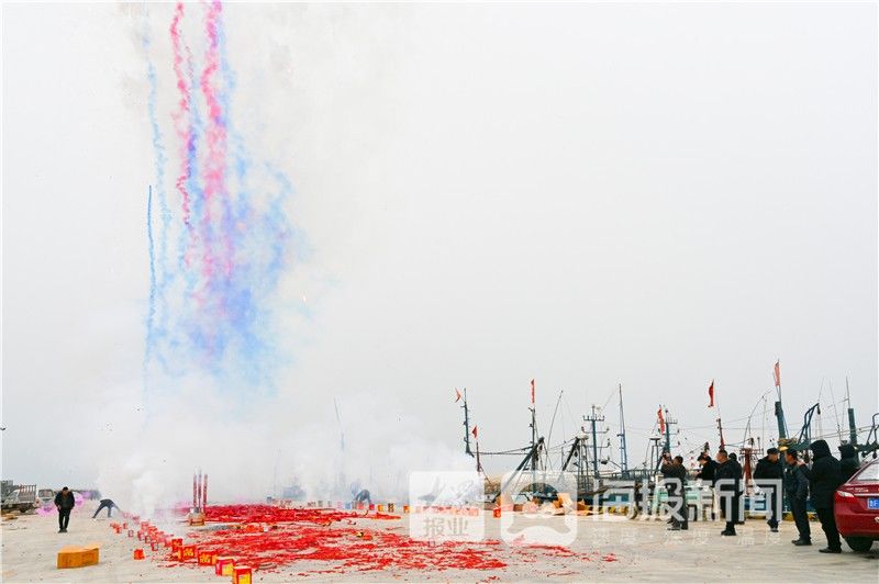 烟台海阳渔民正月十三祭海祈福 鞭炮阵阵热闹赛过春节