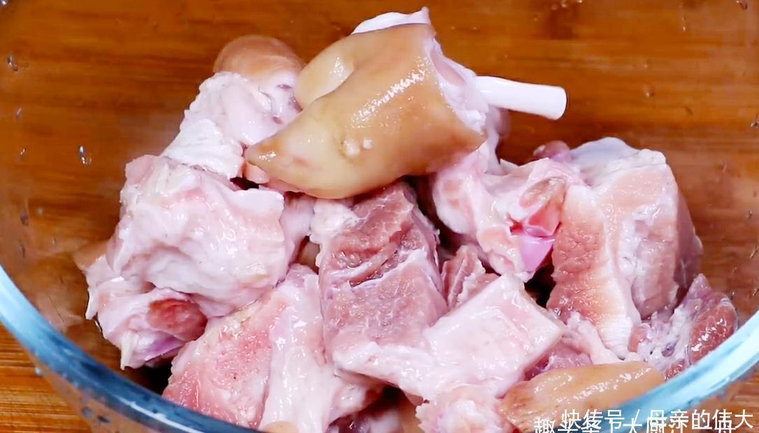 干辣椒段|炖猪蹄时，牢记“3不放”的技巧，猪蹄软烂入味，不腥还不油腻