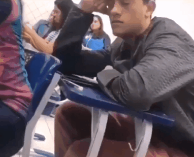 |搞笑GIF趣图别睡了,快来看我给你表演坐着摔倒!