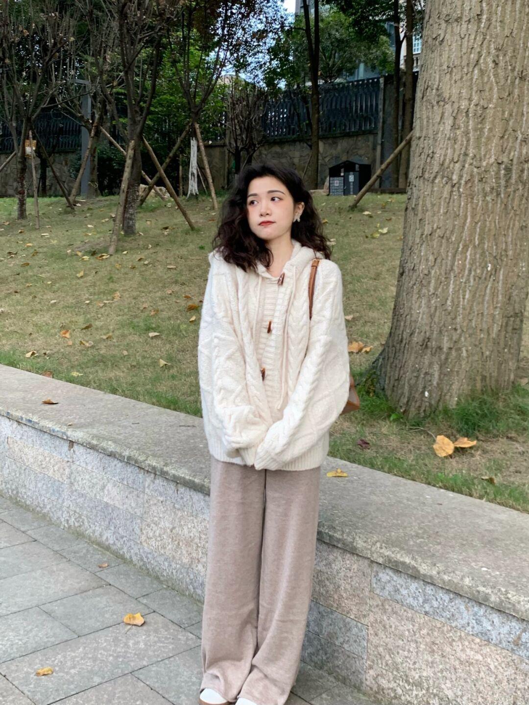 穿搭 秋冬,一件条纹衬衫让你美出新高度,搭配白色直筒裤,高级又洋气