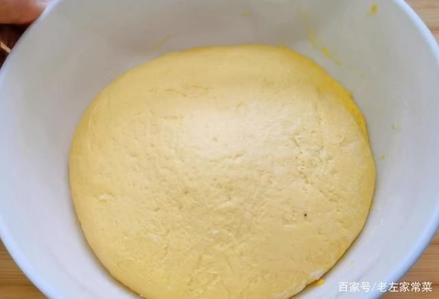 酵母|秋天的南瓜这样吃，加一碗大米，不蒸不煮，柔软多层，营养又解馋
