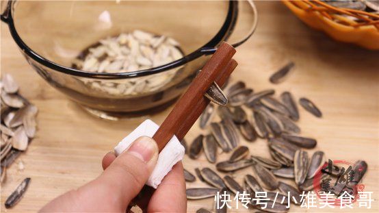瓜子谁还用嘴啃?只用一把钥匙,一分钟剥一碗,不伤手也不脏嘴