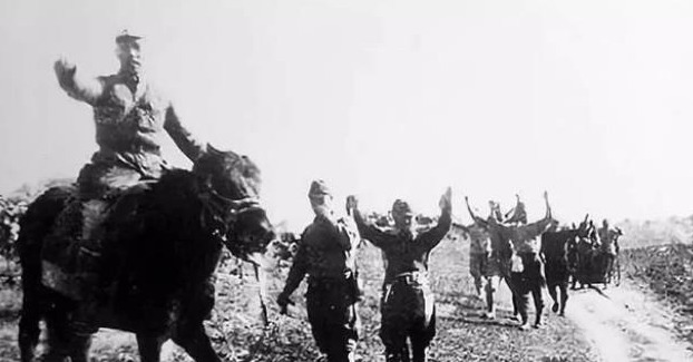 照片|日军宁死不降?看看他们举手投降的照片,这才是真正的日本鬼子!