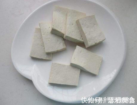 炖鱼时,别放酱油和醋了,大厨分享1招,鱼肉又鲜又嫩,还不腥