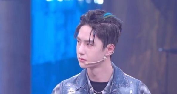 街舞|王一博《街舞》现场“撒谎”,自曝不用自己表情包,否认发给肖战