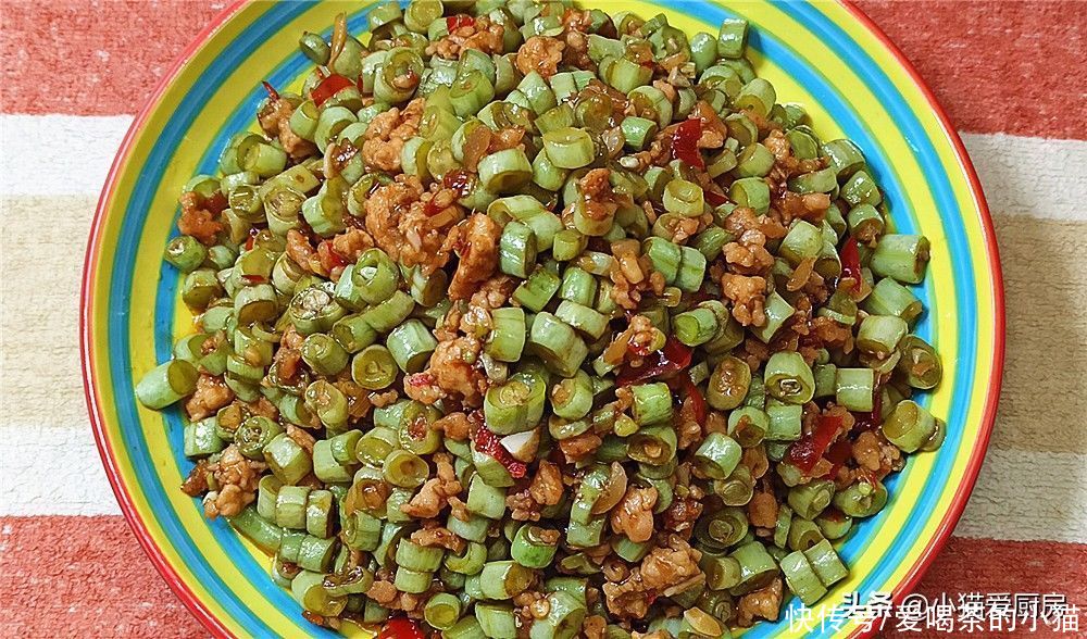肉末|教你“肉末豆角”这么做，成菜酸甜微辣，用它来下饭相当的过瘾