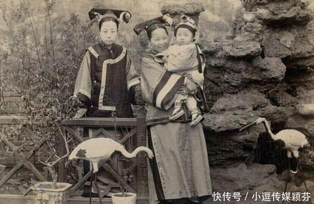 三世|清朝老照片：图2满族女子的鞋跟高，图6清朝的三世同堂全家福