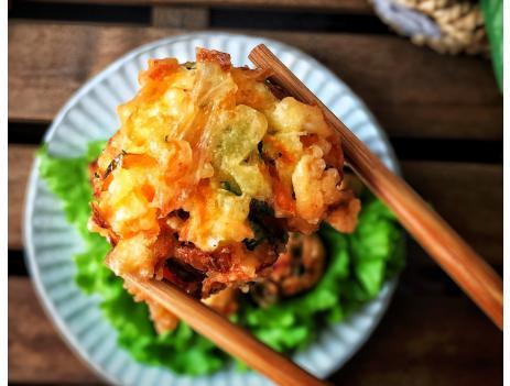 按照我方法炸出来的丸子香脆酥软,怎么吃都吃不腻,端上桌就没