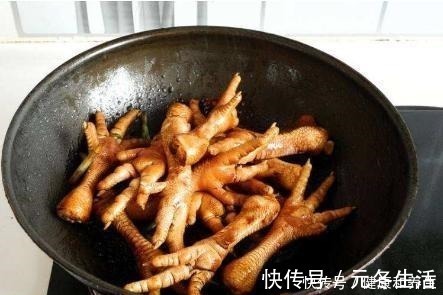 鸡爪这样做太香了,不放一滴水,香气四溢,比盐焗鸡爪好吃,过瘾!