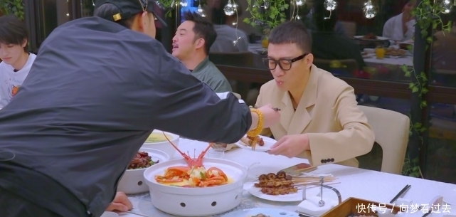 黄子韬 萌探团吃饭沟通感情时,唯独杨紫“不在状态”,怕是忘了有镜头