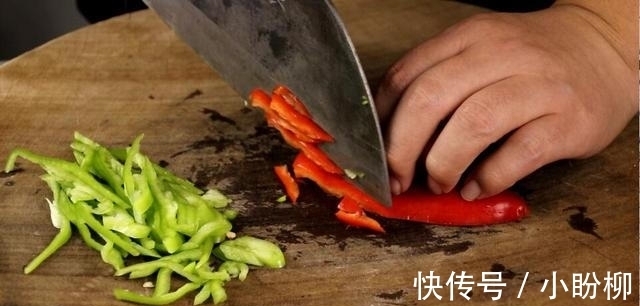 红辣椒|肉丝炒面最好吃的做法，简单几步，5分钟就出锅，比饭店的还好吃