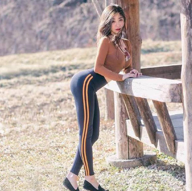 街拍丰腴性感的紧身打底裤美女,展示出纤细的大长腿