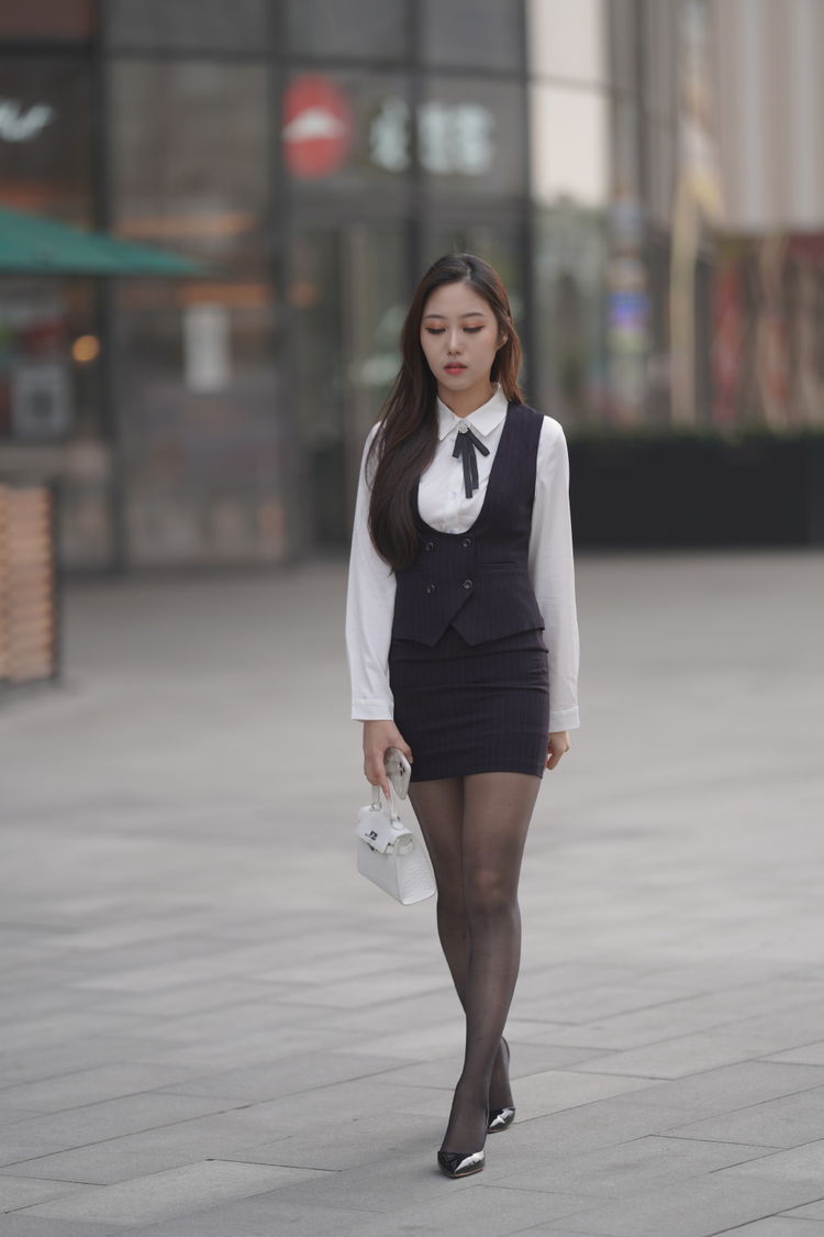 小姐姐 相邻色系搭配非常显高级,在秋日还很显气色哦,轻松呈现出时髦感