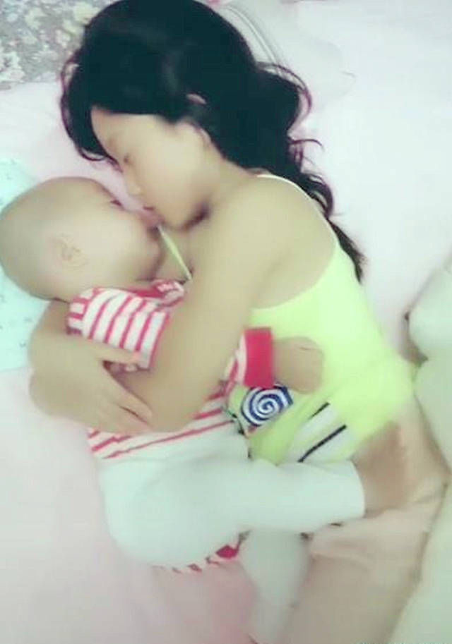 以为姐姐和弟弟睡着了,妈妈掀开被子看到这画面,瞬间心都暖化了