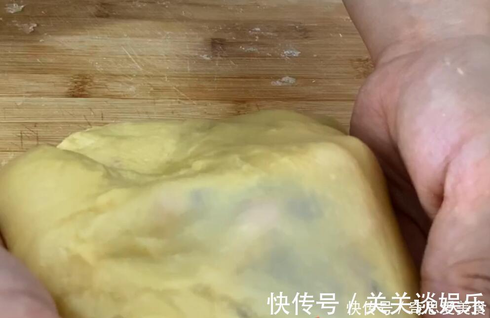 豆沙卷|想吃面包不用买了，4个鸡蛋一碗面，做出来的面包又拉丝又暄软