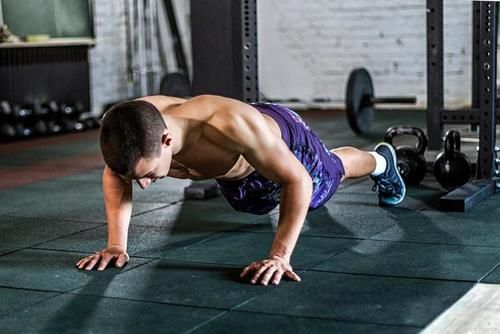 力量训练|俯卧撑分组做好，还是一次性连续做完好？