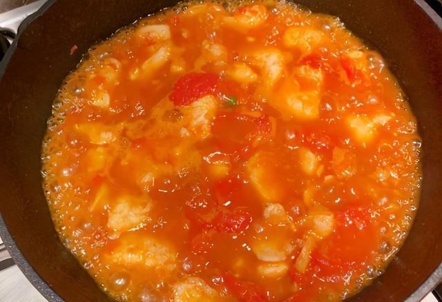 番茄|冷天煮鱼汤,加上2个西红柿,香浓爽口吃着鲜,我每次能喝2碗