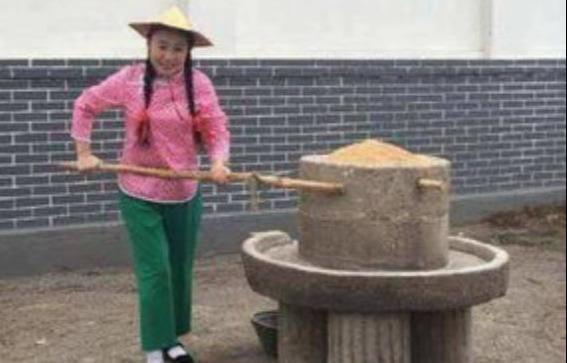 天差地别的王小丫和草帽姐一个低调无冕之王,一个浮夸遭人唾弃