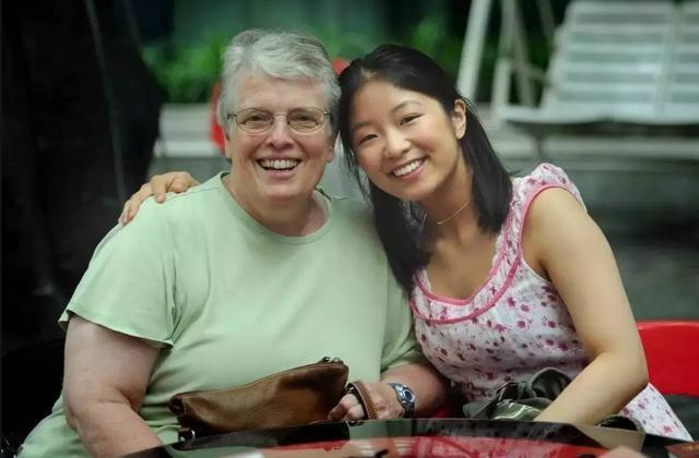 女网红|当年24岁女网红收养“皮包骨”女孩,却充满质疑声,如今怎样了