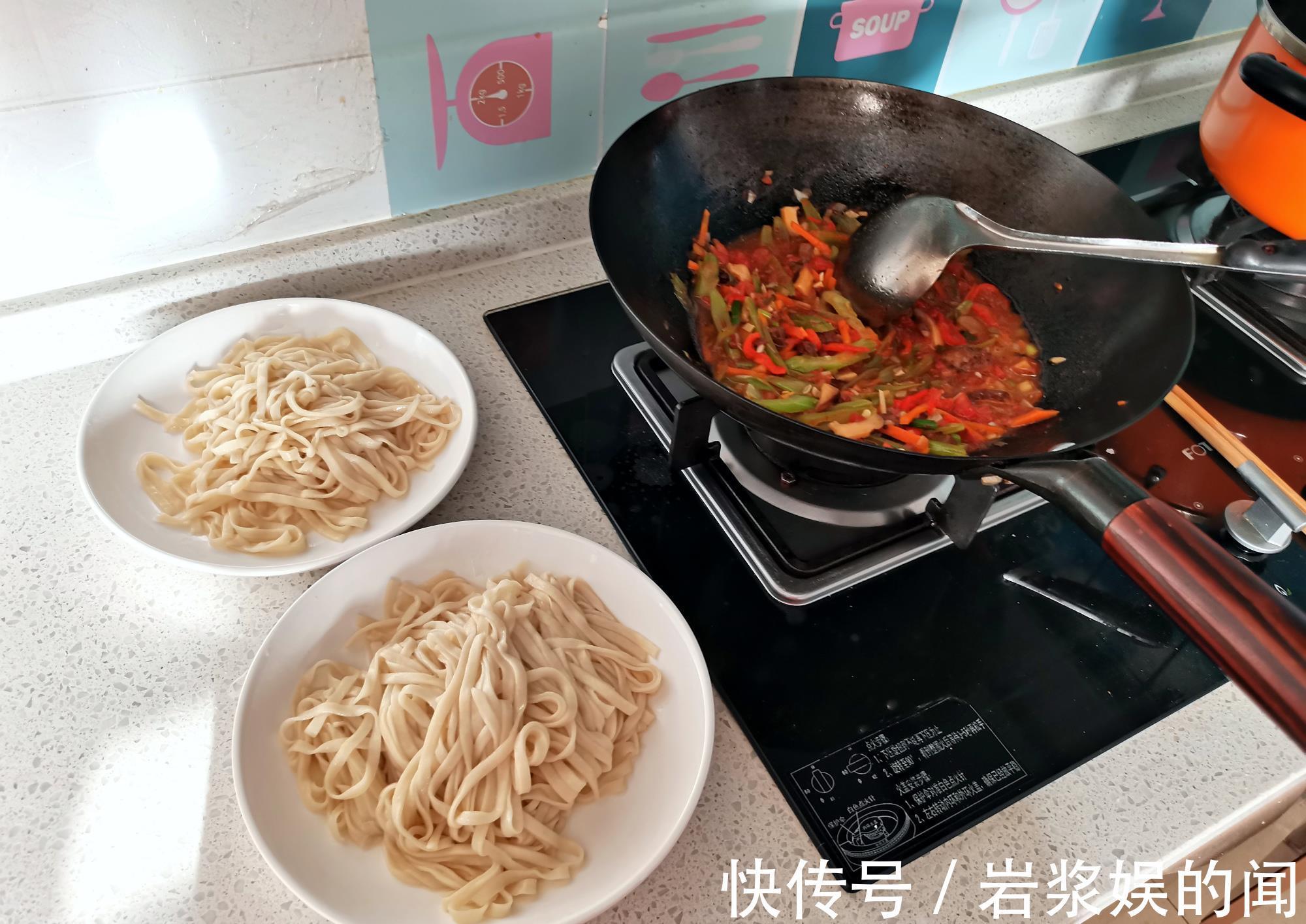 天热我家|天热我家这样吃面条,有肉有菜有面条,拌一拌越吃越香