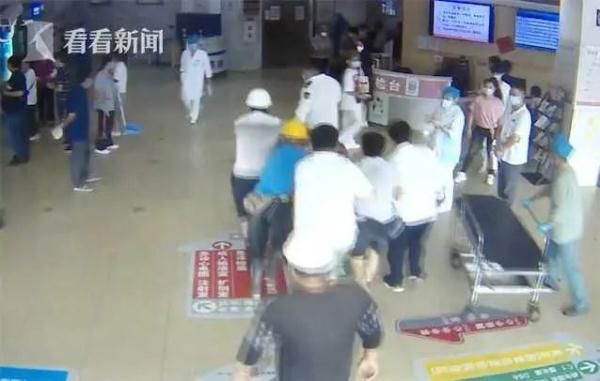 胸部|太吓人！男子遭“天降”铁棒穿透胸部击破心脏...