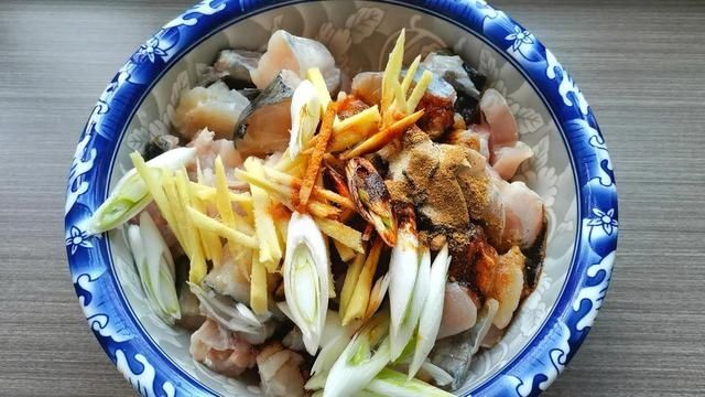 鱼肉这样做，下酒下饭都好香，鱼肉紧致入味，一条鱼还嫌不够吃