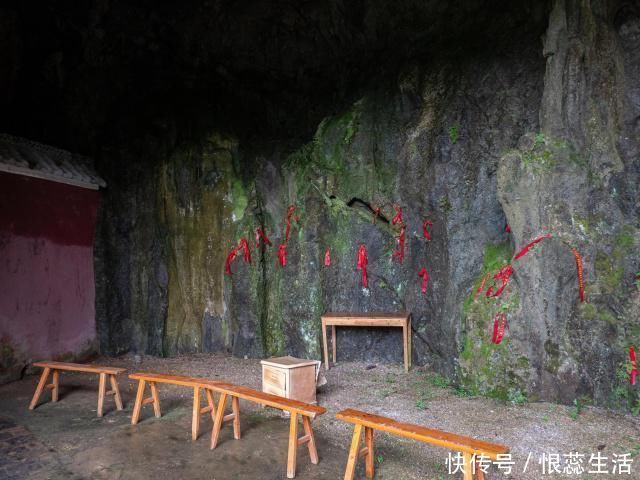 寺庙|中国最“简陋”的寺庙，建在山洞里，没有僧人，游客吐槽对联粗俗