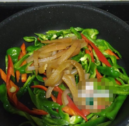 没什么胃口吃饭,我随便炒了这菜,上桌立马胃口大开,配饭吃撑了