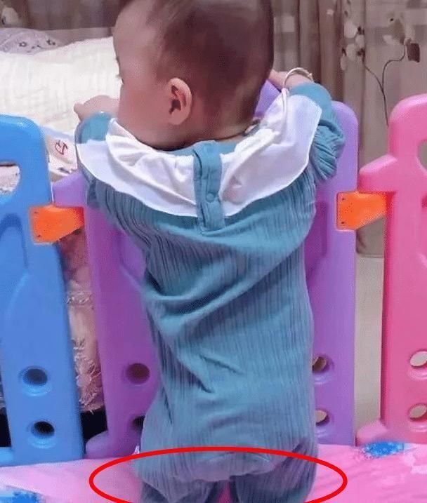 “屁股下边全是脚”，宝妈晒照吐槽宝宝小短腿火了，网友笑翻了