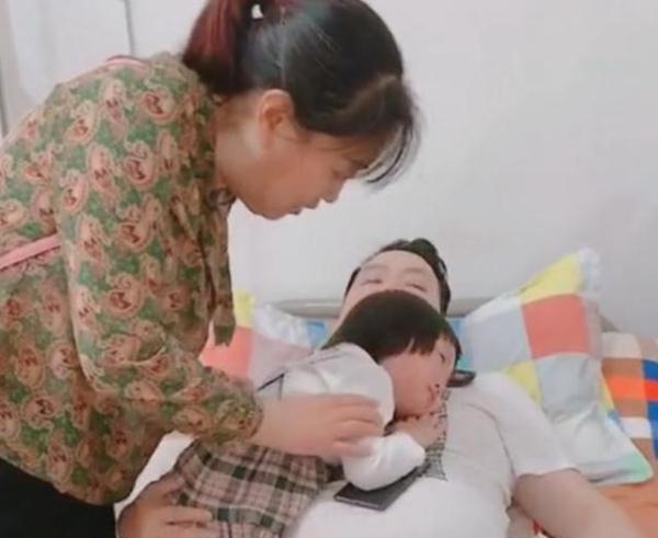 孩子|女儿看到爸爸在输液,抱着爸爸哭得稀里哗啦,网友:贴心小棉袄