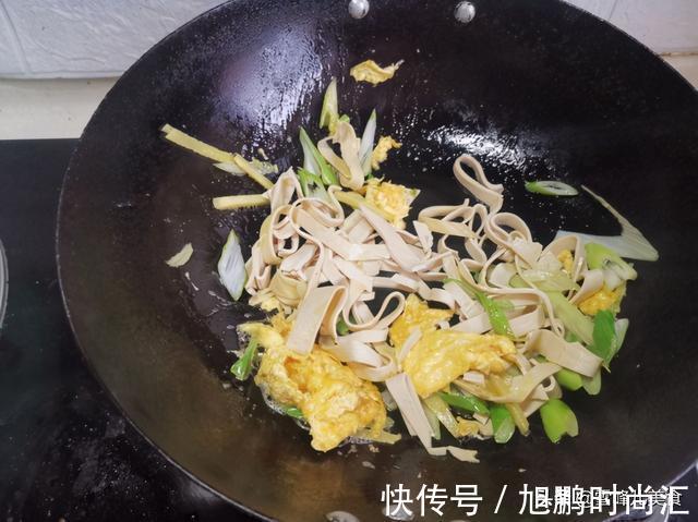 白菜|冬天别只会吃白菜！一盘简单小炒5分钟就上桌，营养高鲜美又好吃