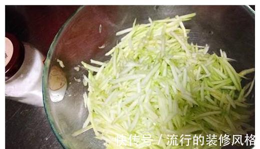 西葫芦|此菜才2元一斤，做成饼，隔几天就吃一次，5分钟搞定！做法简单