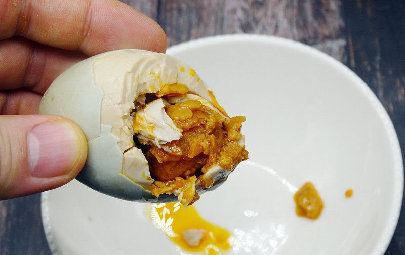 腌制|咸鸭蛋别用盐水腌制,教你“这样”腌,起沙还流油,一次能吃3个