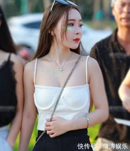 上衣|美女吊带上衣搭配高腰短裤,尽显曼妙好身材,就是裤子有点脏