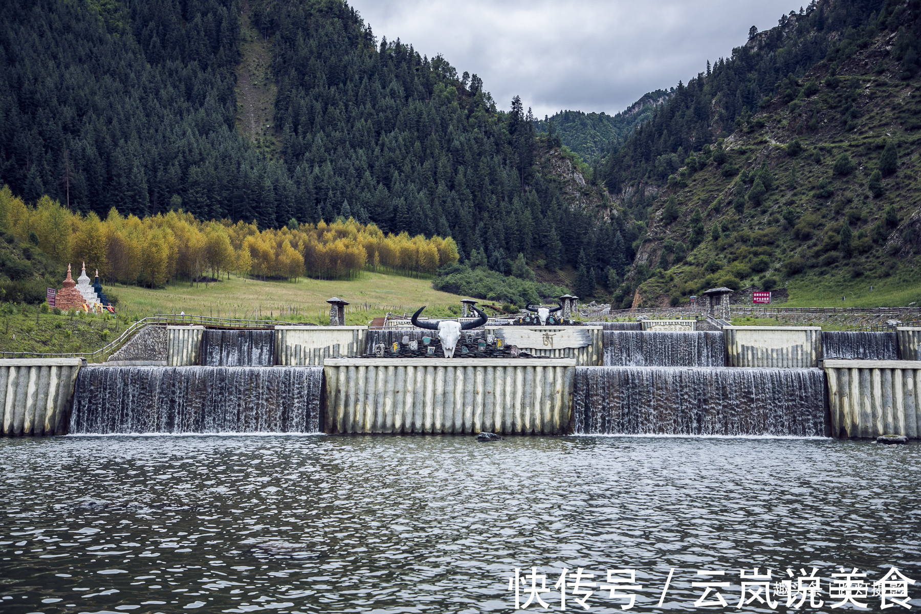 门源|青海门源这条瀑布很神奇，从悬崖山洞流出，峭壁上达摩像若影若现