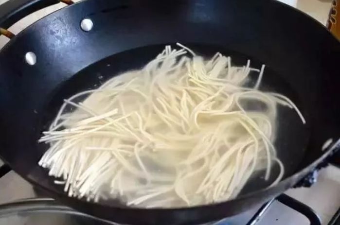 面条不要直接用水煮,学会5要2不要,爽滑筋道不起坨,很多人不懂