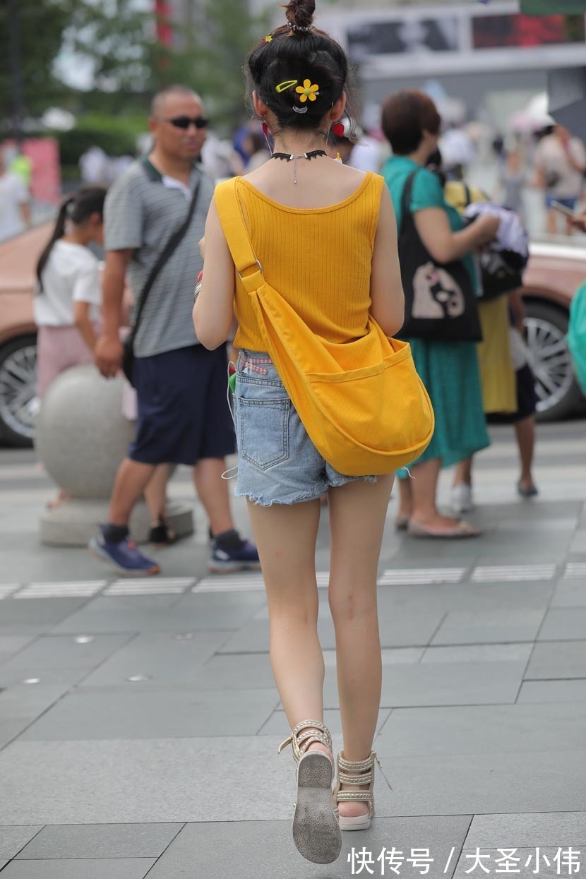 美女|美女街拍:小姐姐温柔春日穿搭,紫色衬衫配针织衫,秒变邻家妹妹!