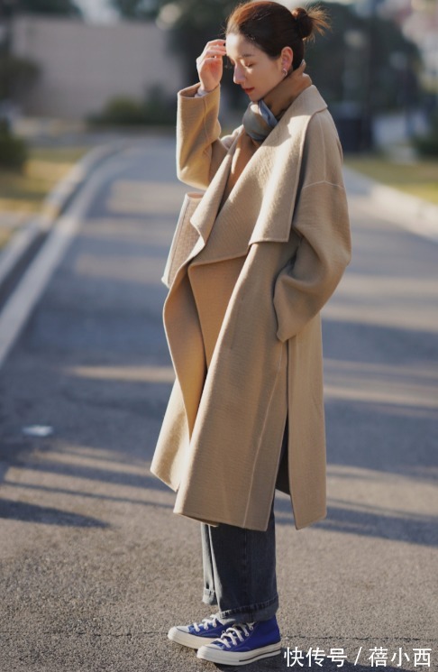 时髦|今年多穿“大衣”,内搭毛衣+牛仔裤,下搭帆布鞋、靴子时髦高级